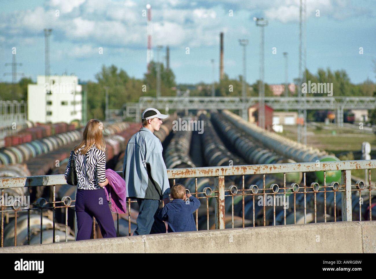 Famille sur un pont à Narva, Estonie Banque D'Images