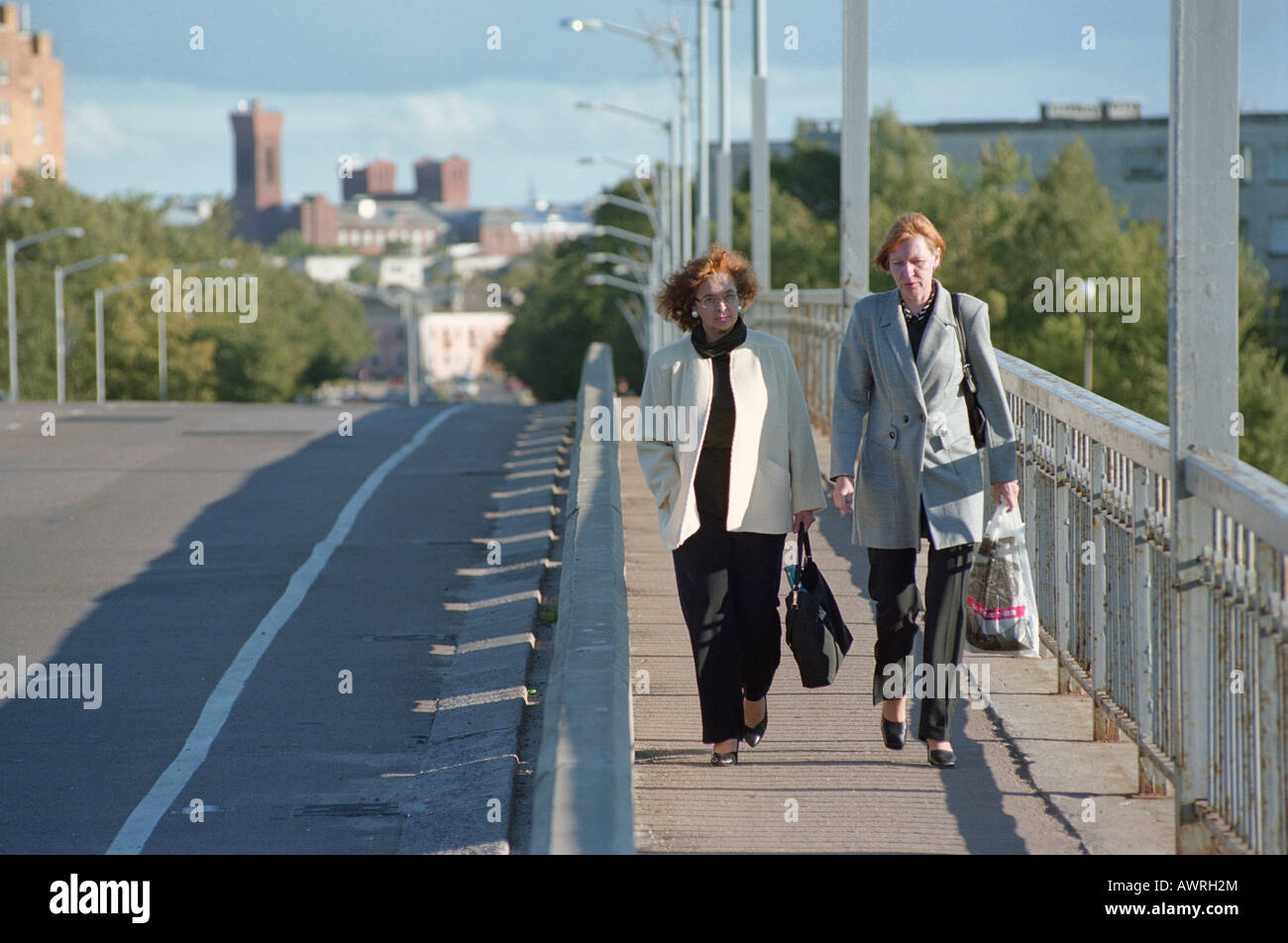 Deux femmes sur un pont à Narva, Estonie Banque D'Images