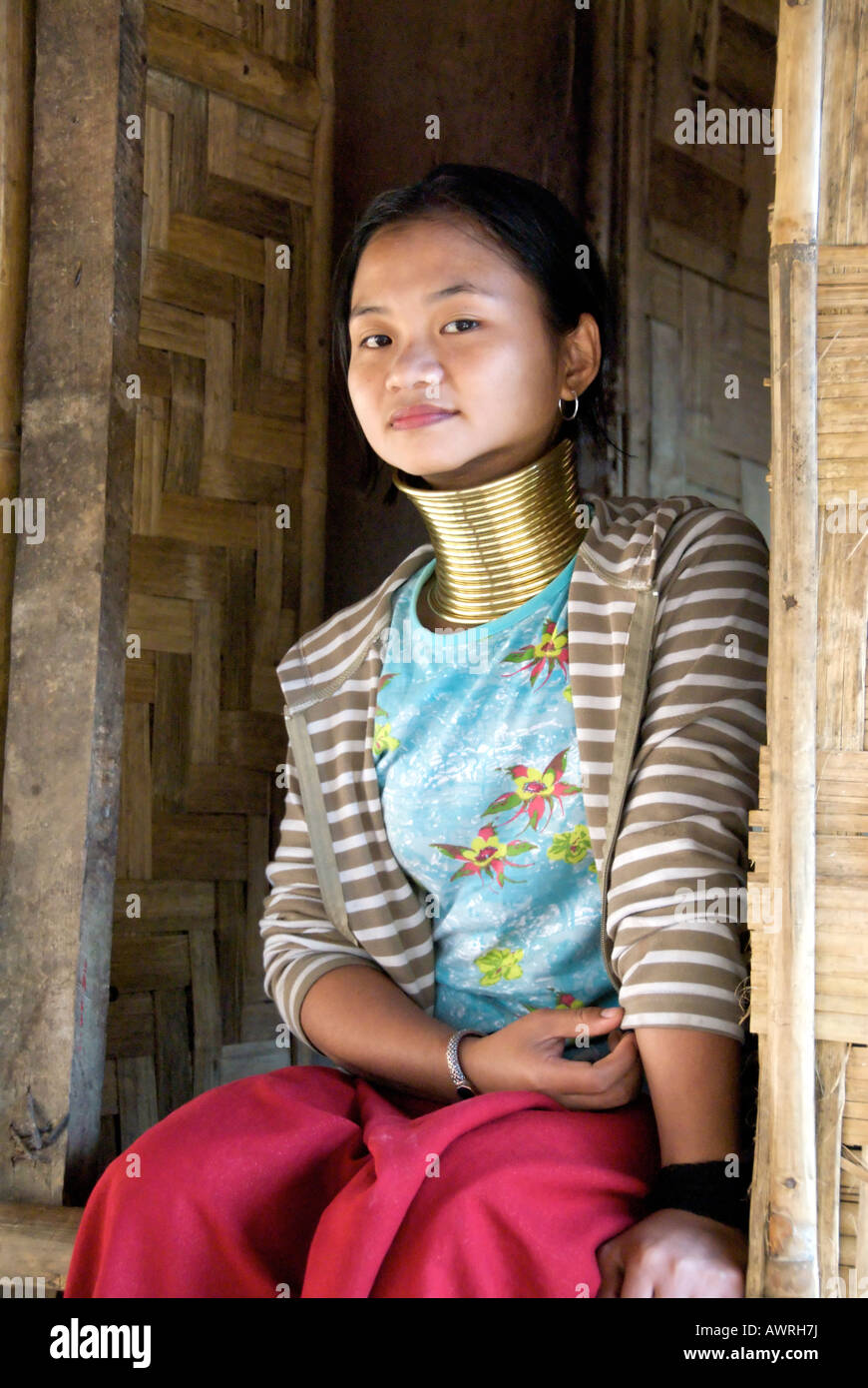 Long cou Karen hill tribe girl assis dans la porte de chambre Ban Huay le nord de la Thaïlande Banque D'Images
