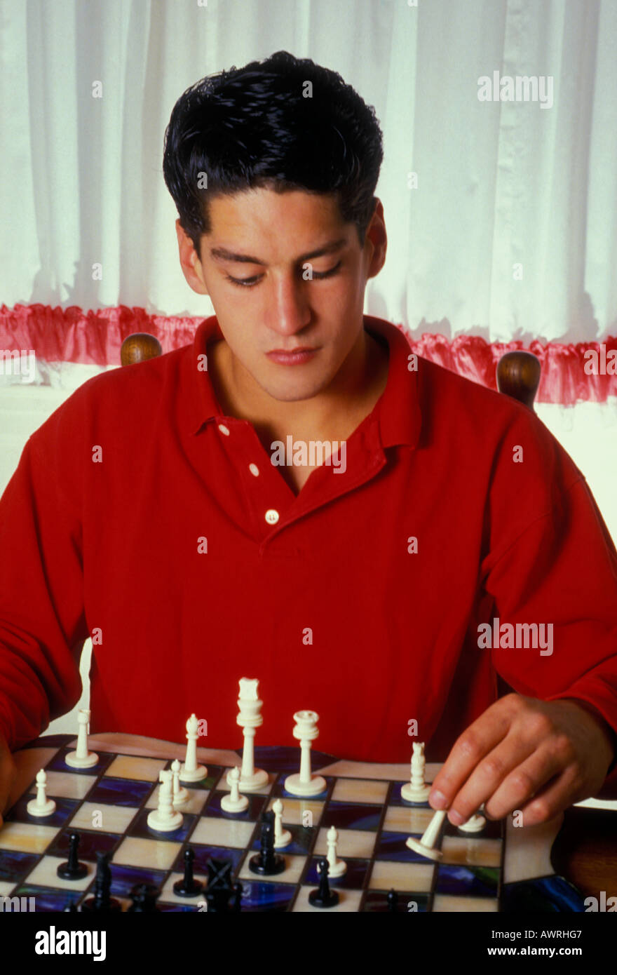 Mexican-garçon américain, mexicain-américain, jeune garçon, garçon, jouant aux échecs, joueur d'échecs, jeu d'échecs, à la maison, à San Francisco, Californie Banque D'Images