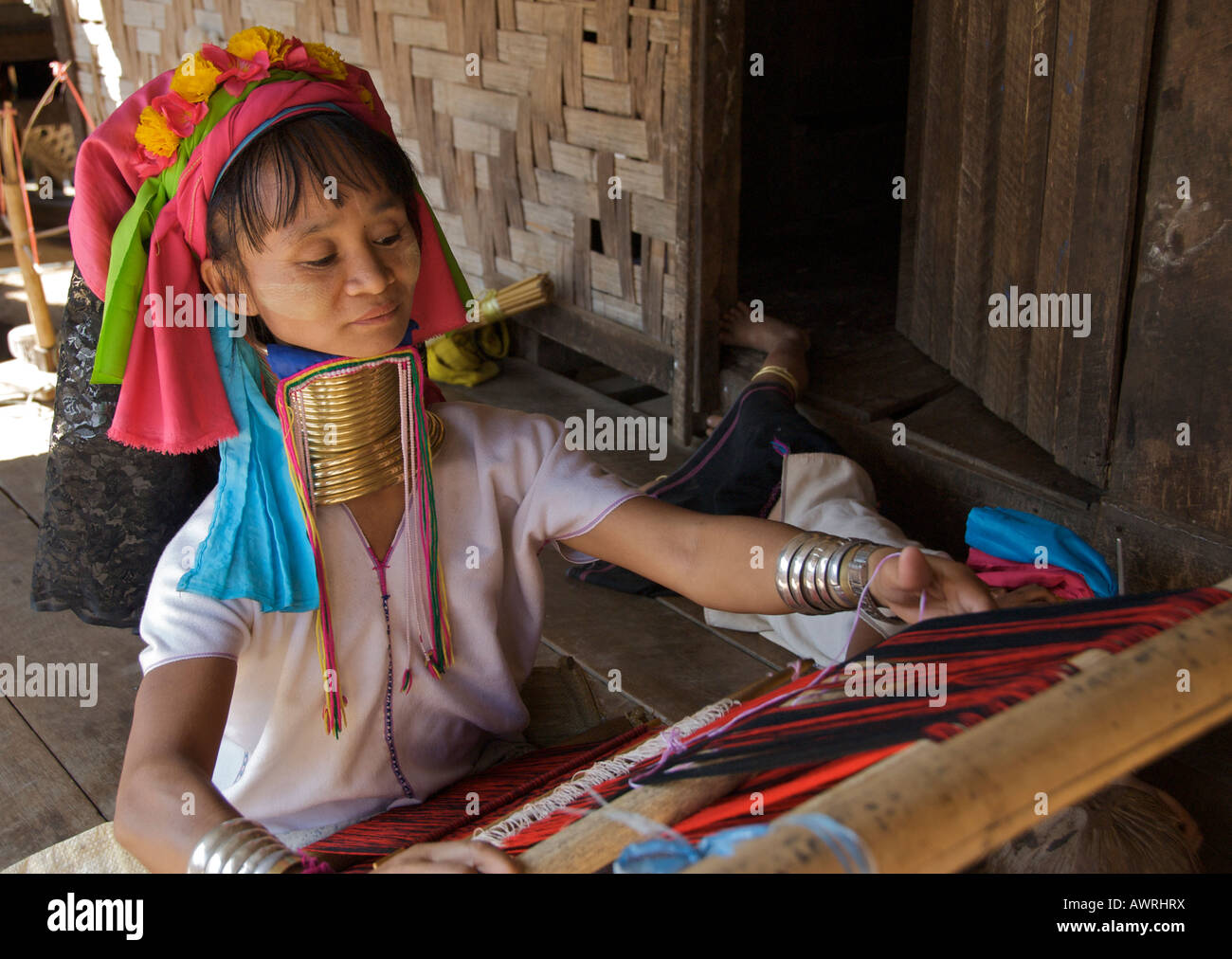 Long cou Karen hill tribe femme weavingl Ban Huay Mae Hong Son, province du nord de la Thaïlande Banque D'Images