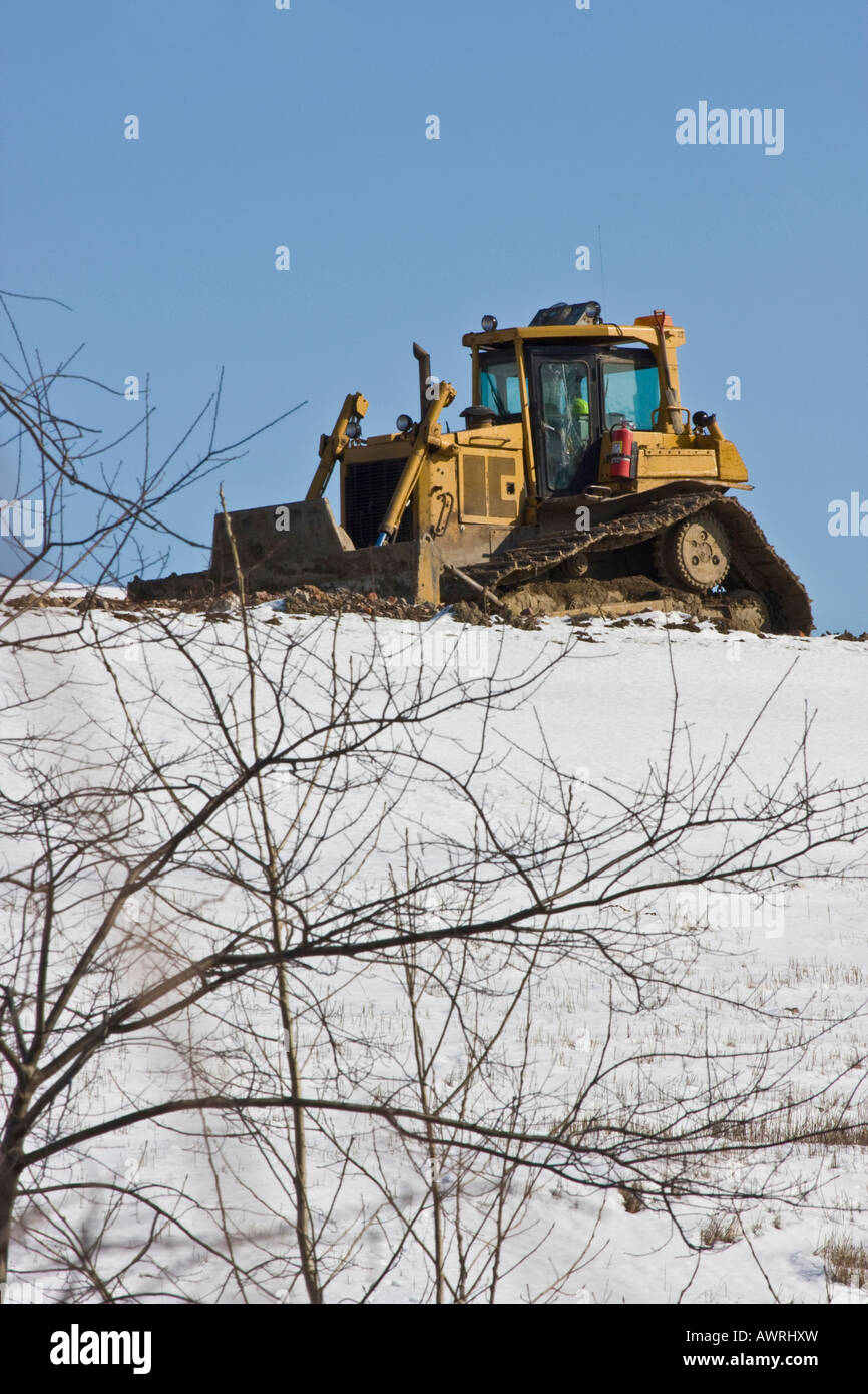 Le bulldozer sur pile de déchets décharge basse angle gros plan aux États-Unis vertical haute résolution Banque D'Images