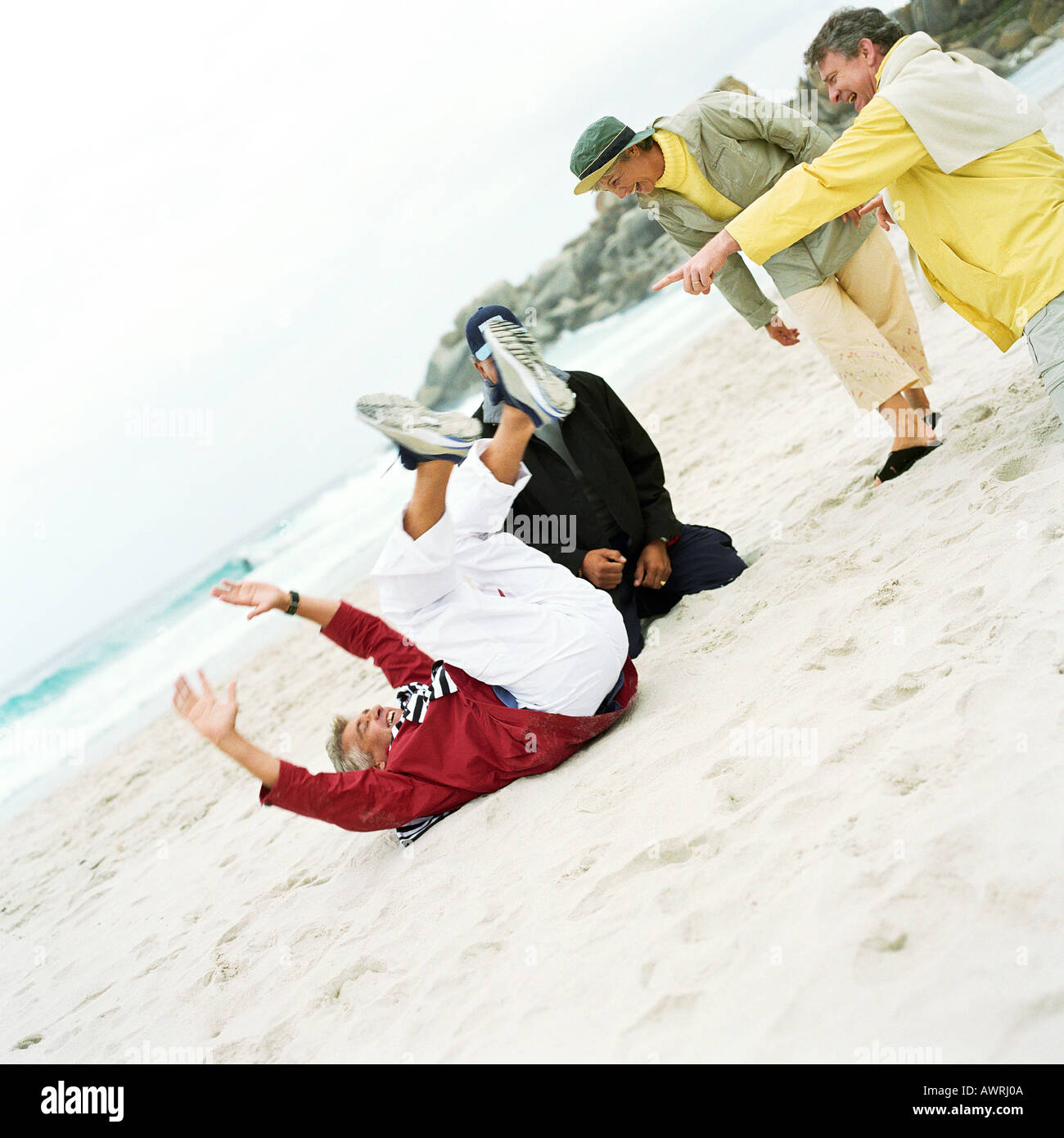Groupe mature playing on beach Banque D'Images