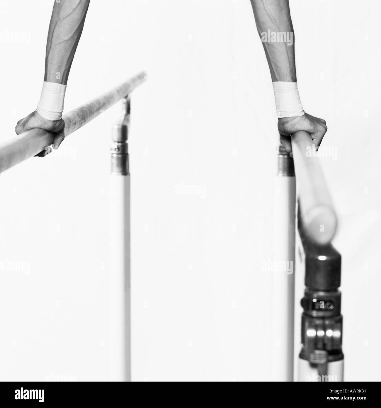 La main female gymnast on bar, close-up Banque D'Images