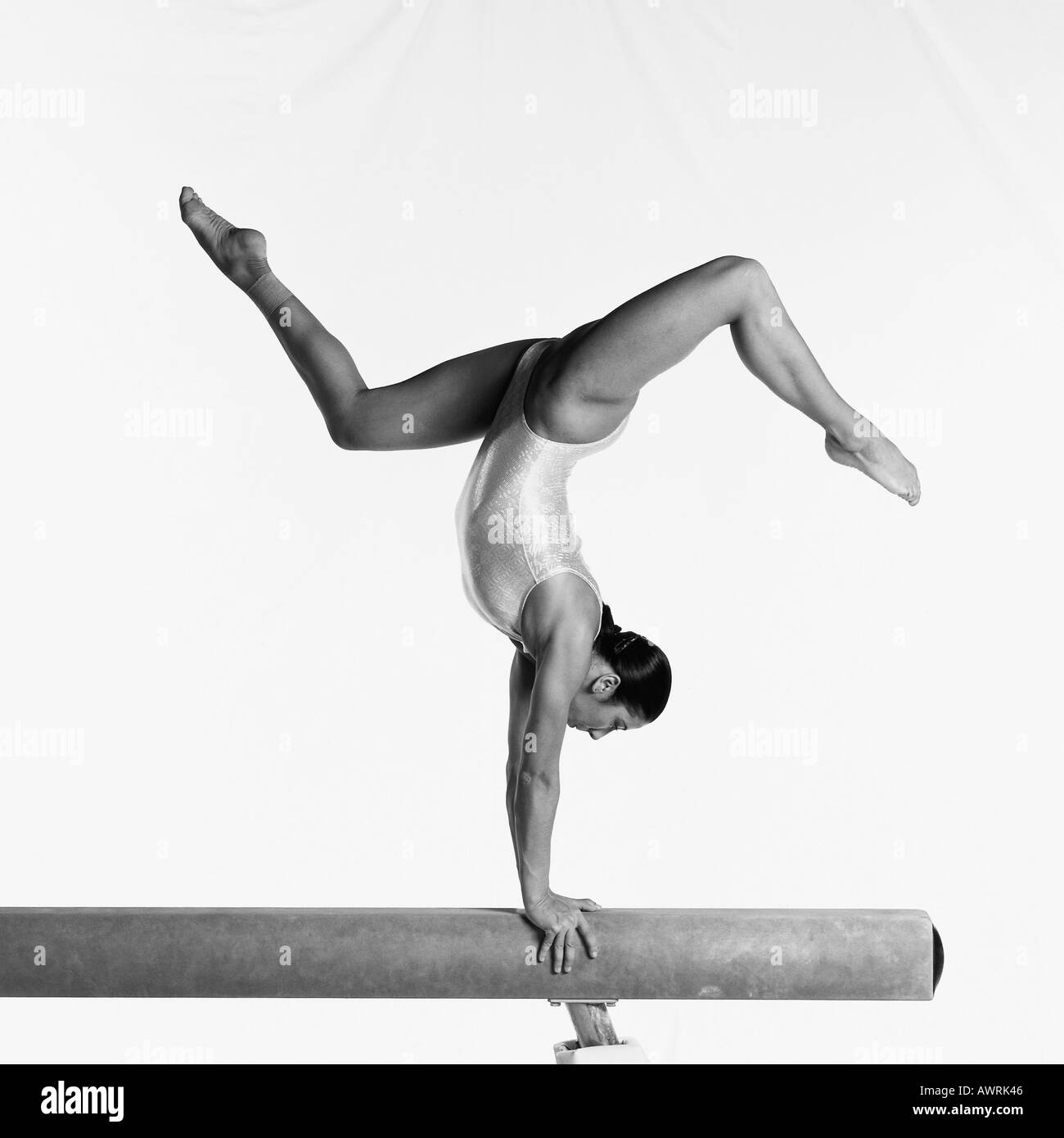 Jeune gymnaste sur poutre les opérations routinières, side view Banque D'Images