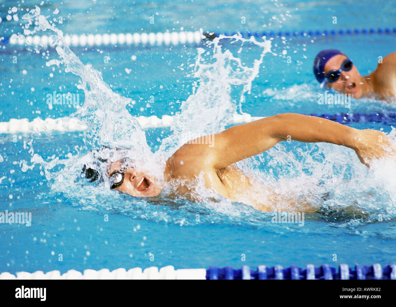 Les nageurs masculins Natation nage libre en piscine, close-up Banque D'Images