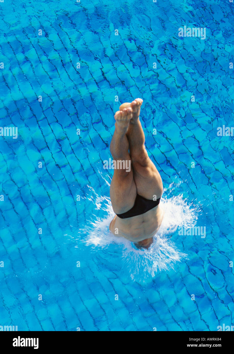 Plongée nageur en piscine, vue aérienne Banque D'Images