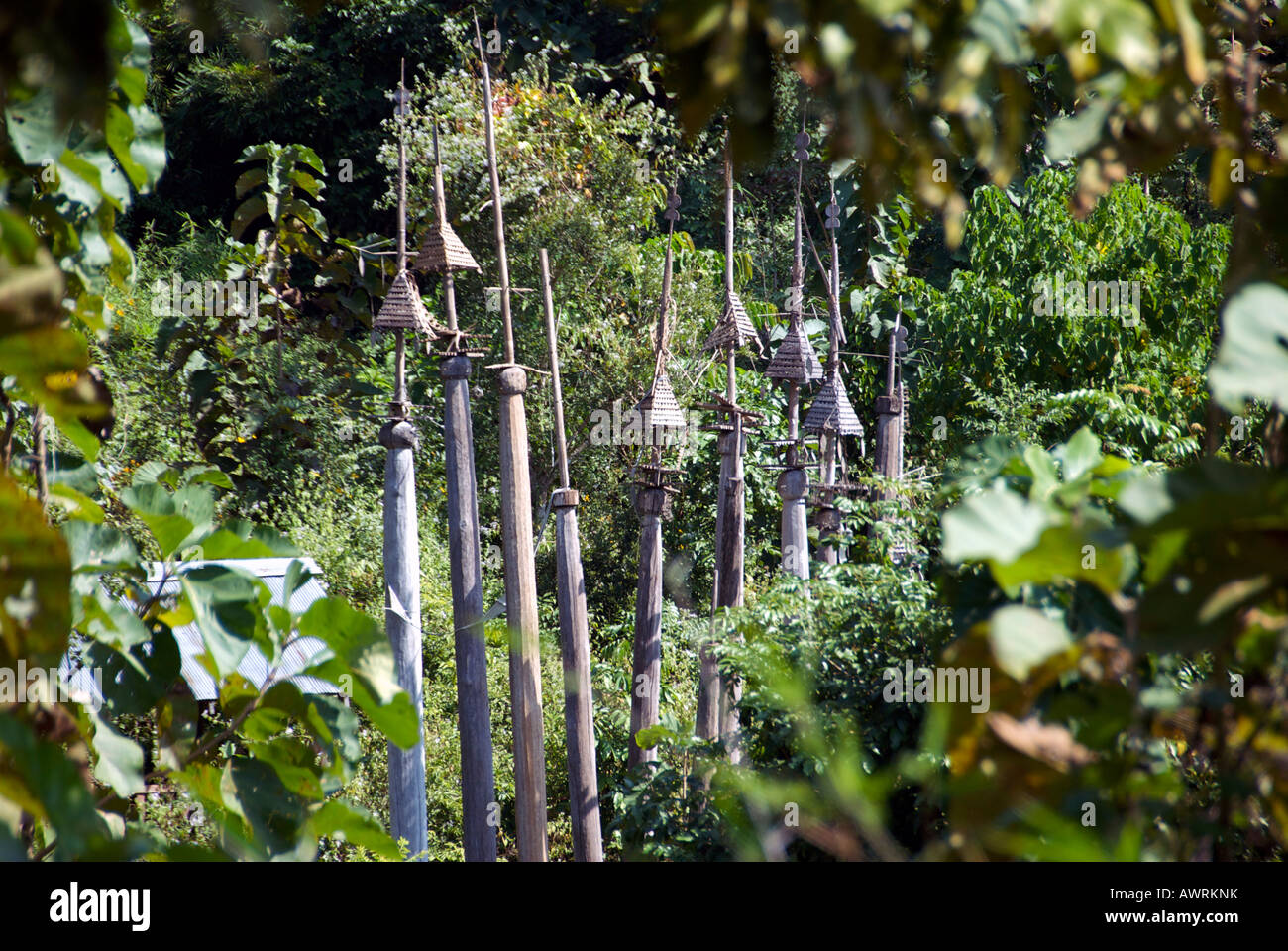 Poteaux esprit Karen long cou hill tribe Ban Huay Mae Hong Son, province du nord de la Thaïlande Banque D'Images