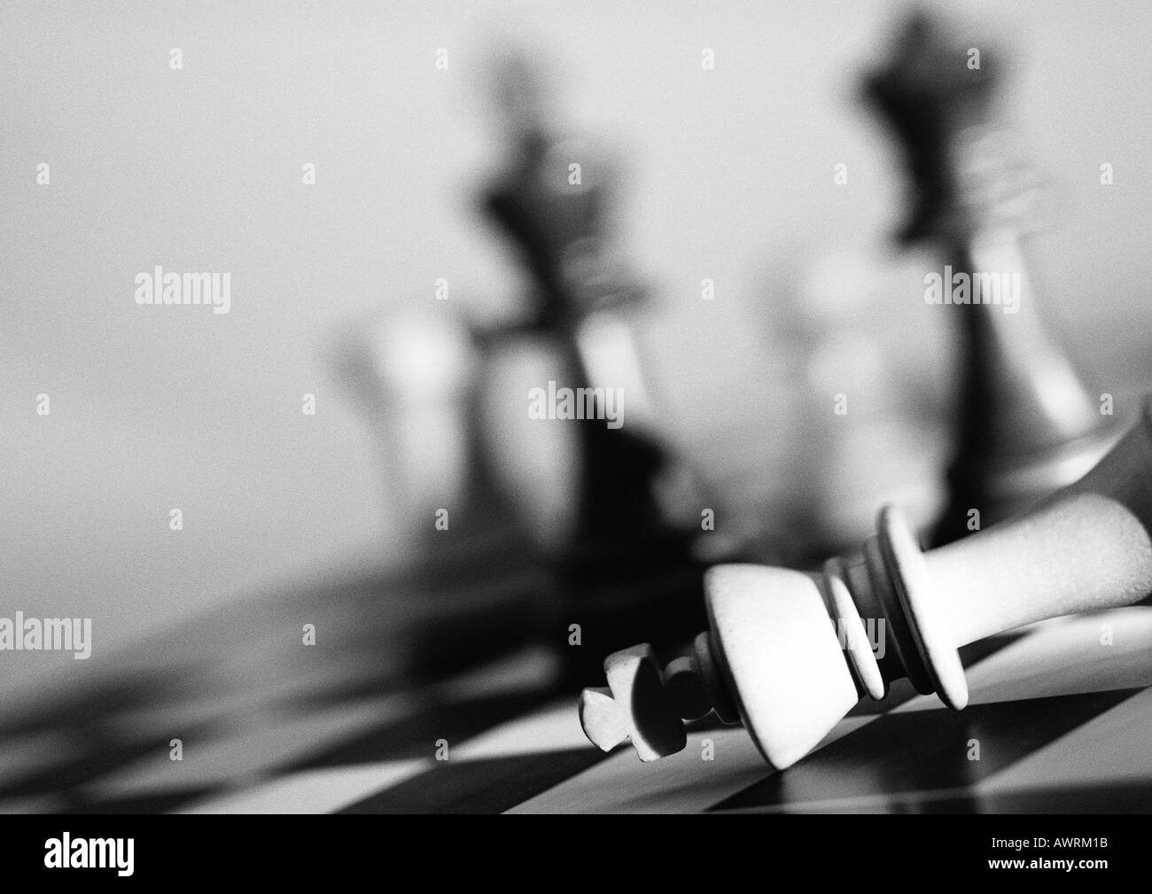 Pièces des échecs sur l'échiquier, b&w. Banque D'Images