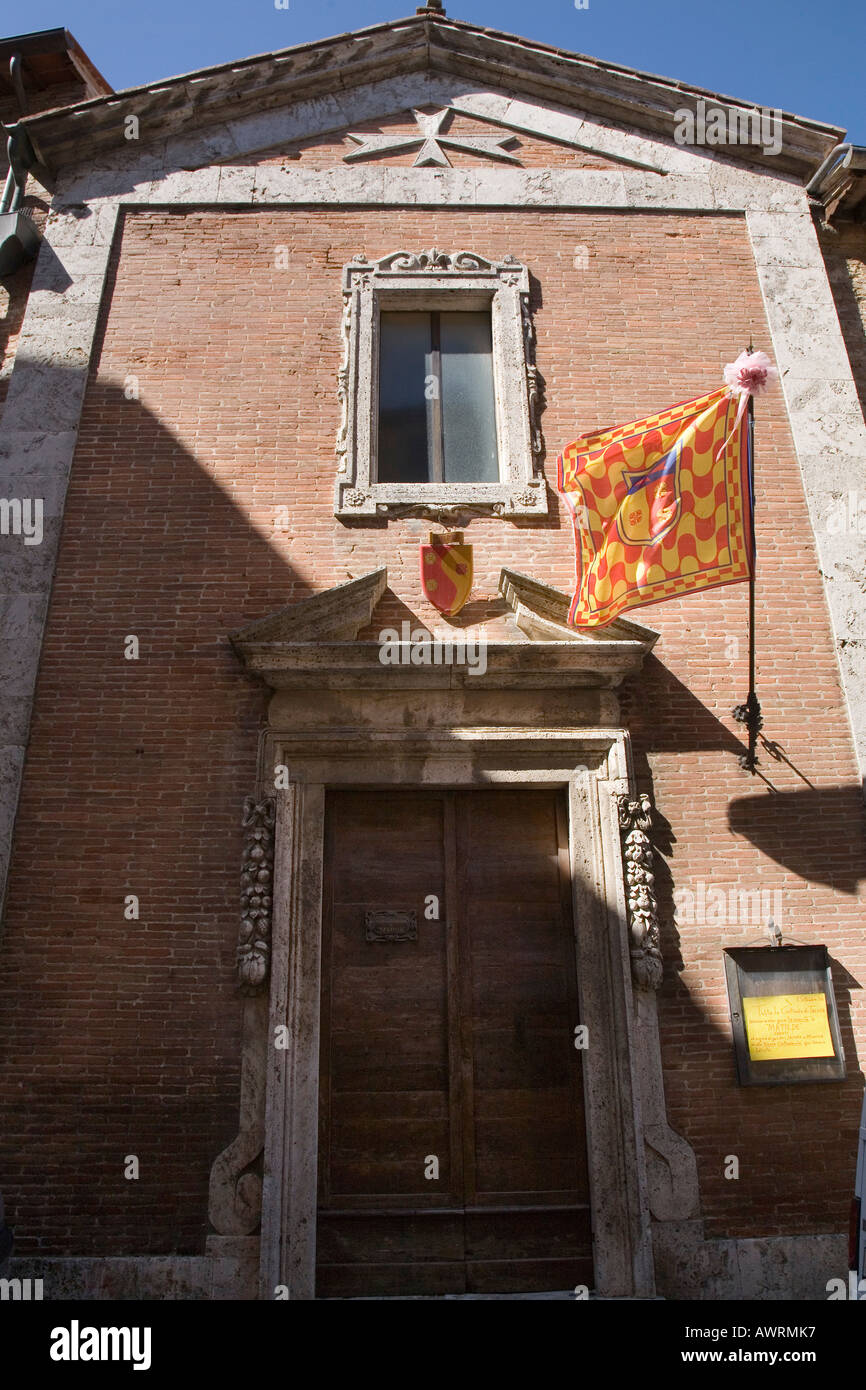 Contrada drapeau avec ruban rose, et l'avis de naissance posté par  Montepulciano porte Toscane Italie Photo Stock - Alamy