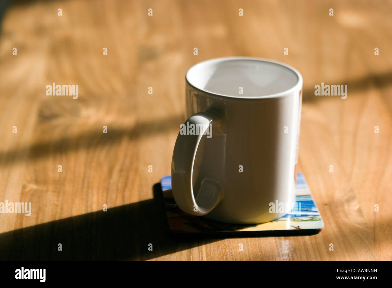 Une tasse à café sur un coaster est vu sur une table Banque D'Images