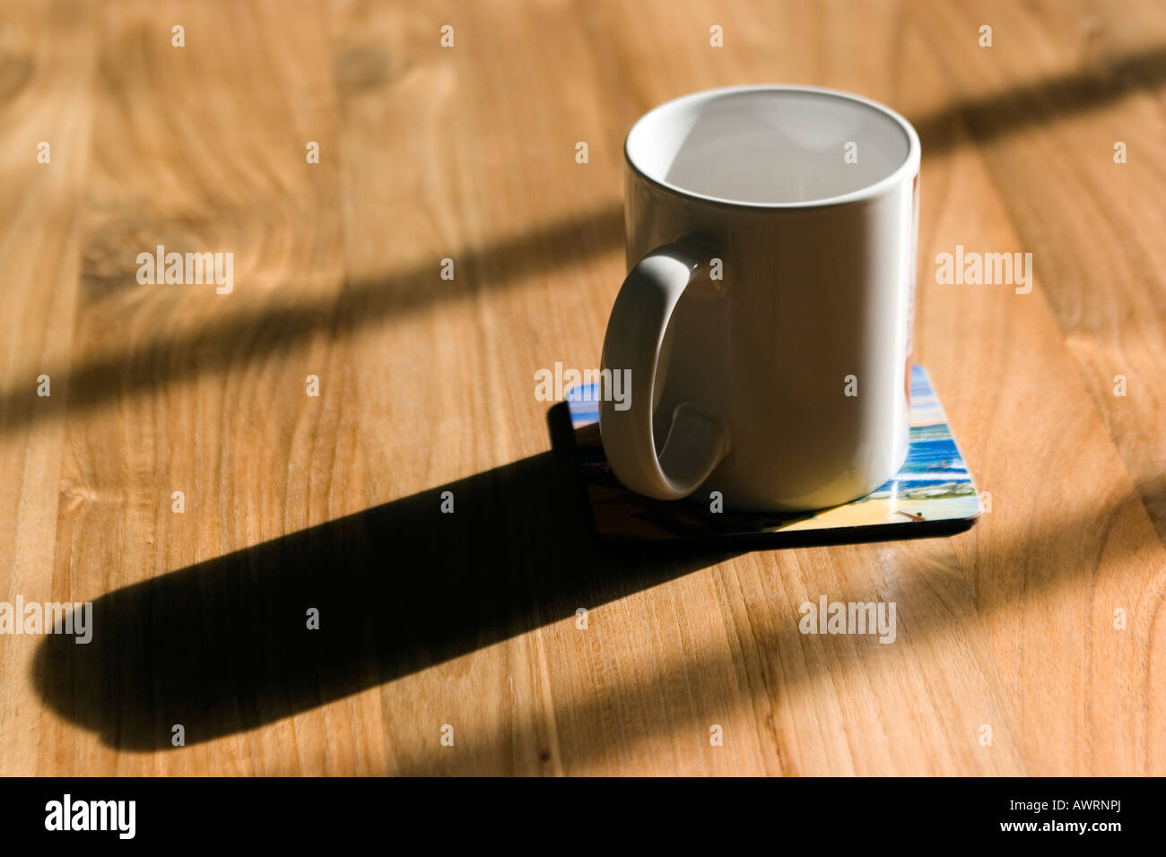 Une tasse à café sur un coaster est vu sur une table Banque D'Images