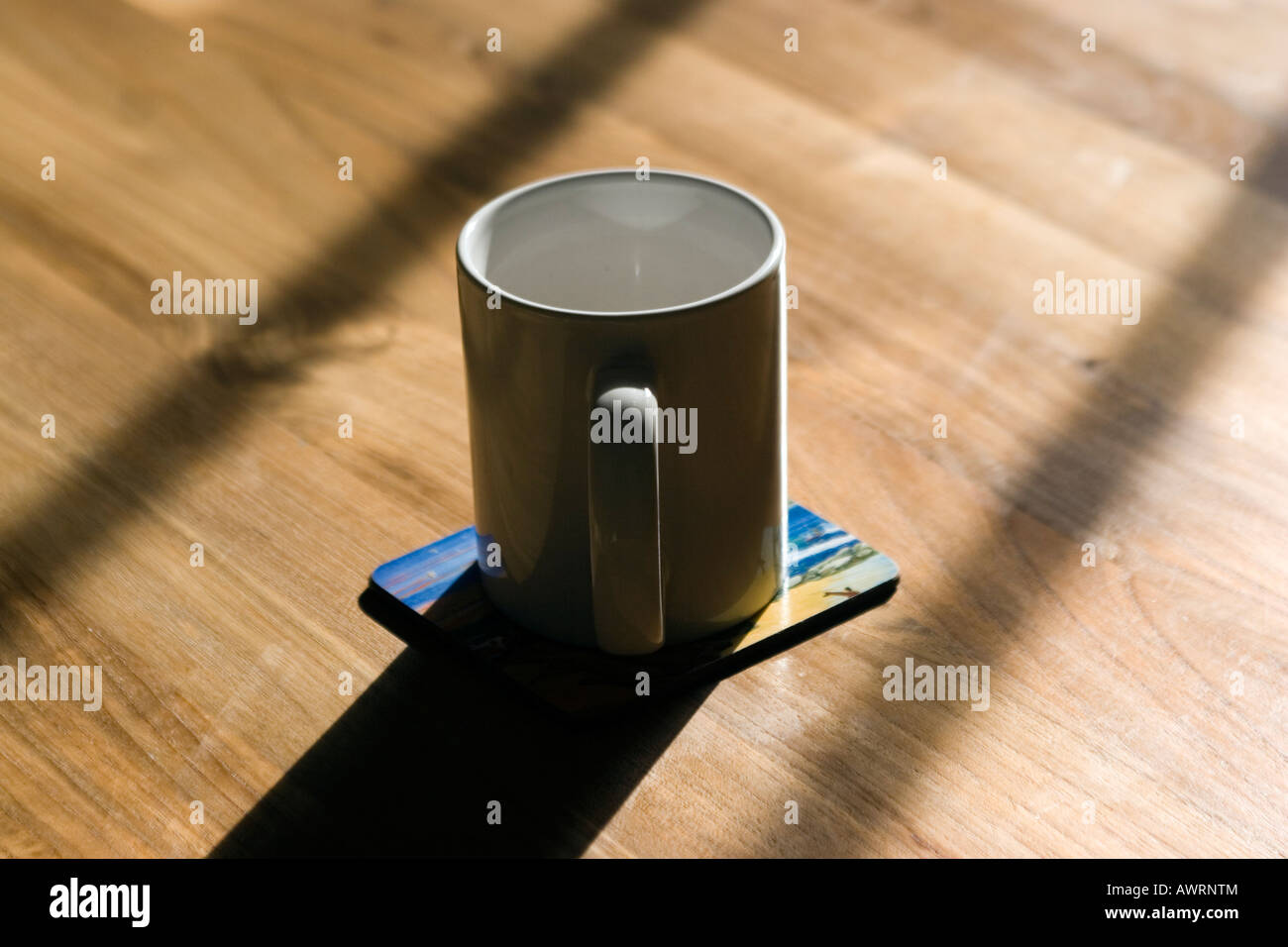 Une tasse à café sur un coaster est vu sur une table Banque D'Images