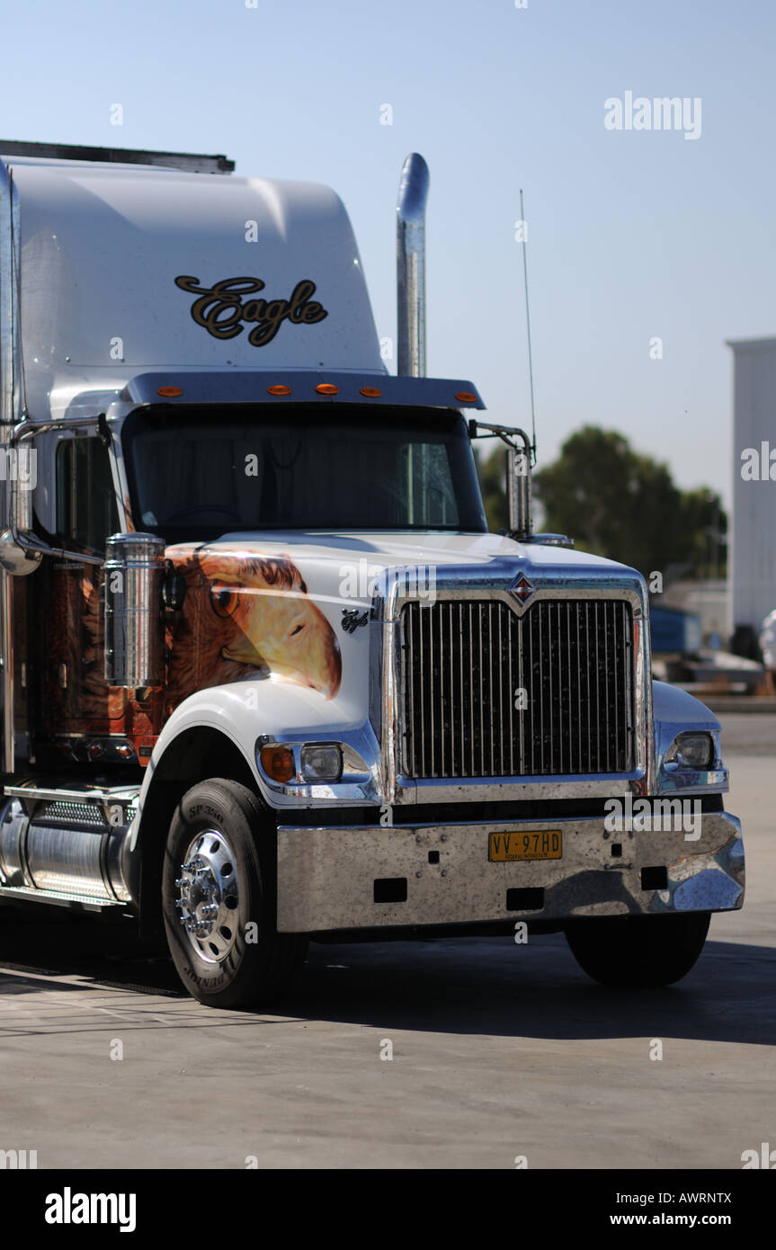 Un chariot Eagle International parqué dans un arrêt de camion, avec peinture aérographe spéciale de l'Aigle. Banque D'Images