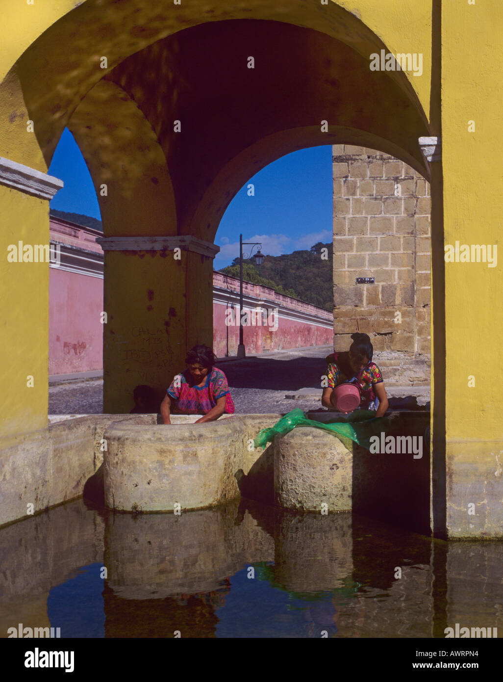 Les femmes mayas de Santa Maria de Jesus lavant dans le lave-pila dans Antigua Guatemala Banque D'Images