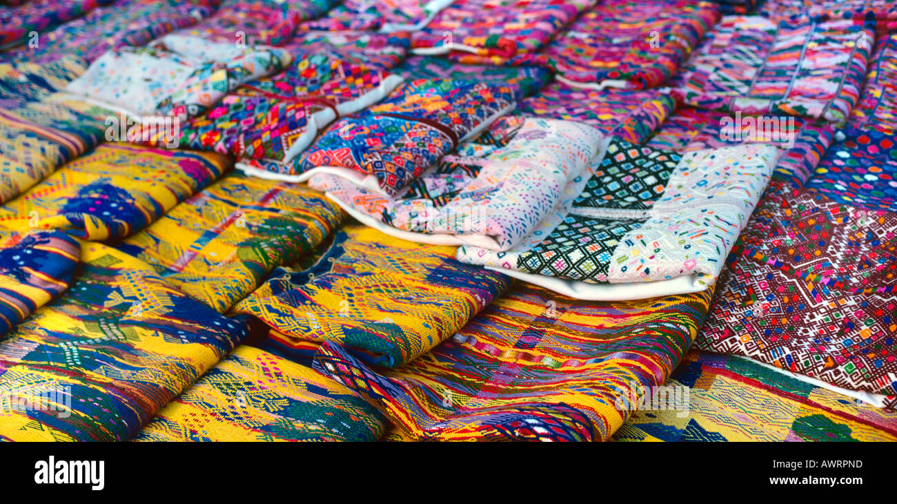 Une sélection de textiles tissés à la main vendu dans la rue à Antigua Guatemala TEXTILES TRIBAUX Banque D'Images