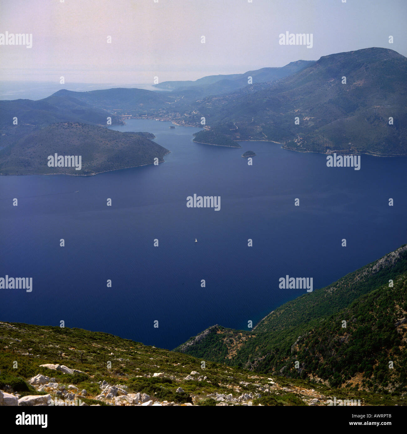 Avis à l'ensemble de Vathi de monastère Kathara avec un ciel brumeux Ithaca Les îles Ioniennes îles grecques Grèce Banque D'Images