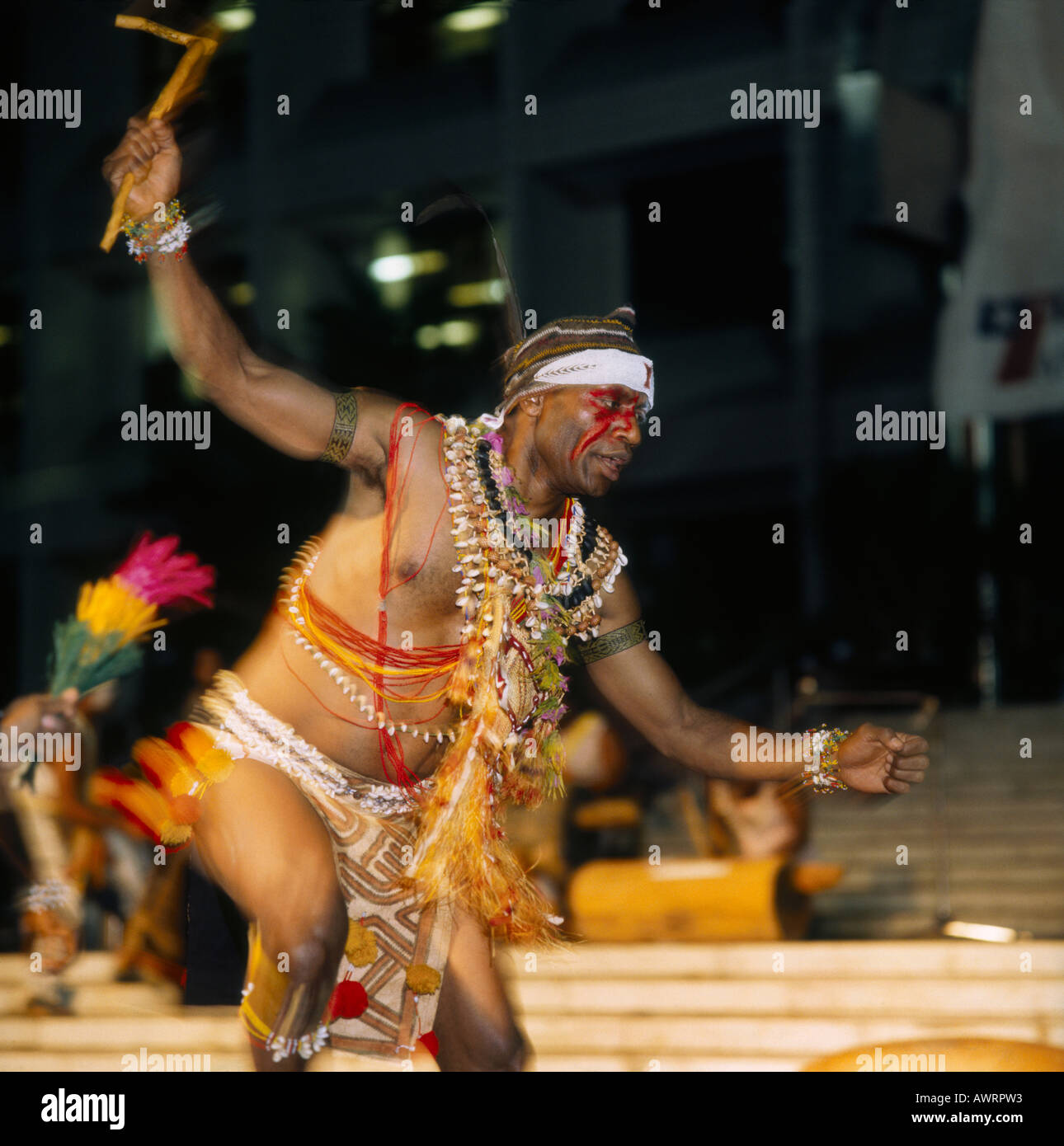 Danseur de Raun Raun Theatre Group de Papouasie-Nouvelle-Guinée porte grand collier de coquillages au Festival des arts du Pacifique Banque D'Images