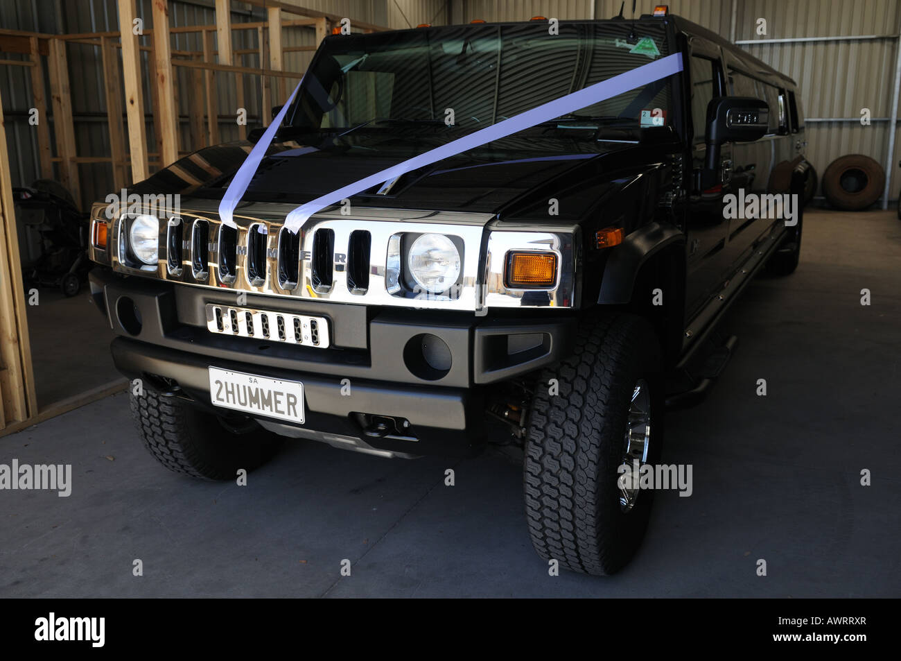 Un Hummer H2 limousine, assis dans le garage de l'entreprise avant d'aller à un mariage Banque D'Images