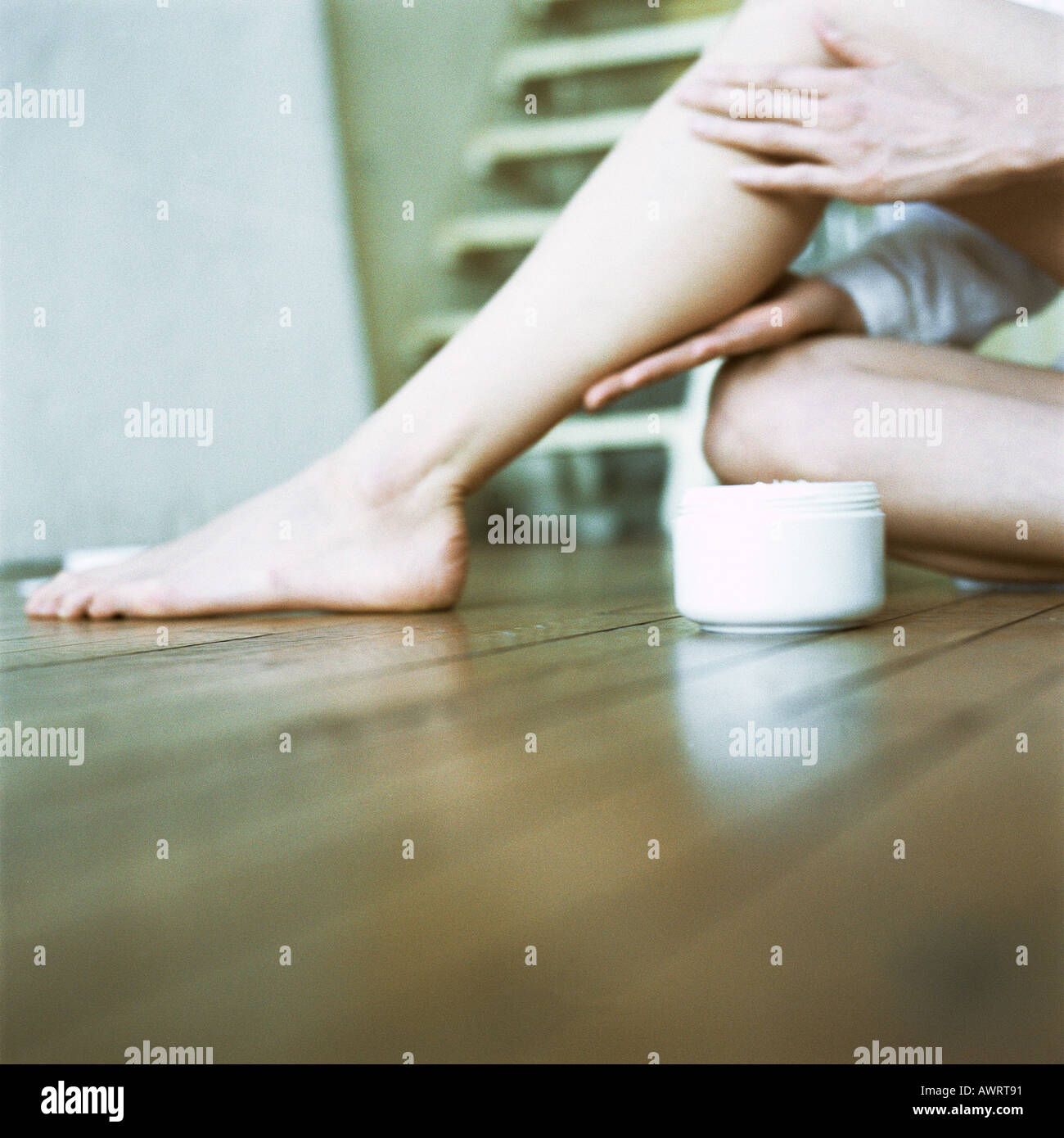 Woman applying cream à jambes, close-up Banque D'Images