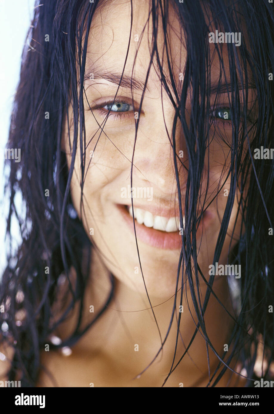 Femme avec les cheveux mouillés, close-up Banque D'Images