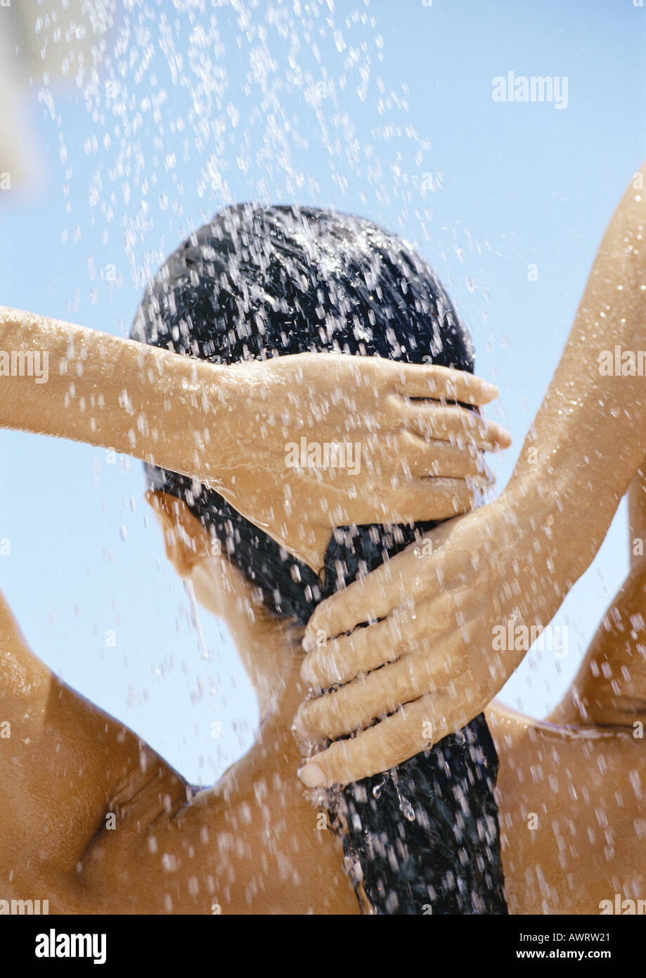 Femme cheveux rinçage sous douche, tête et épaules, vue arrière Banque D'Images