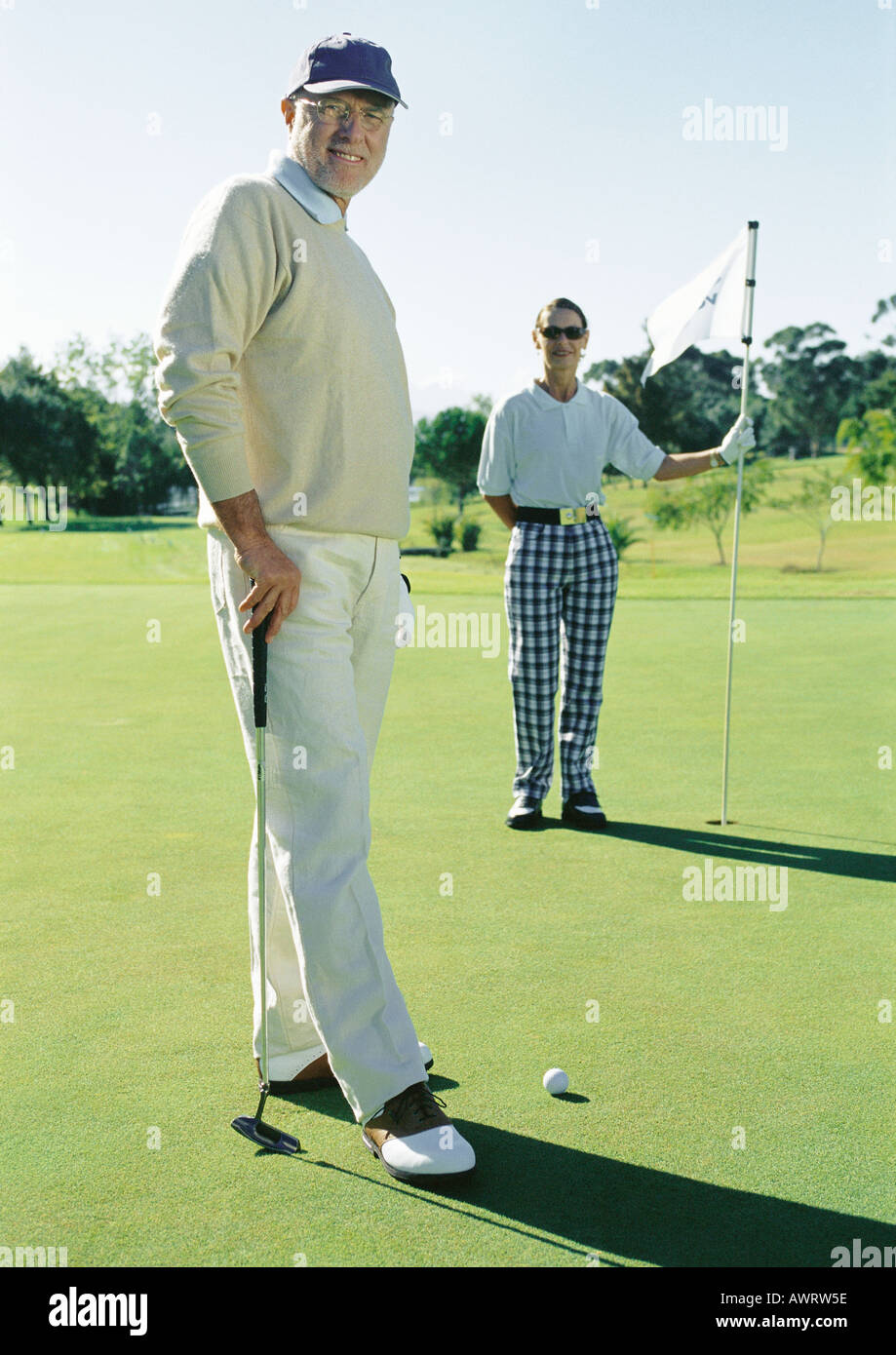 Deux golfeurs mature sur vert, portrait Banque D'Images