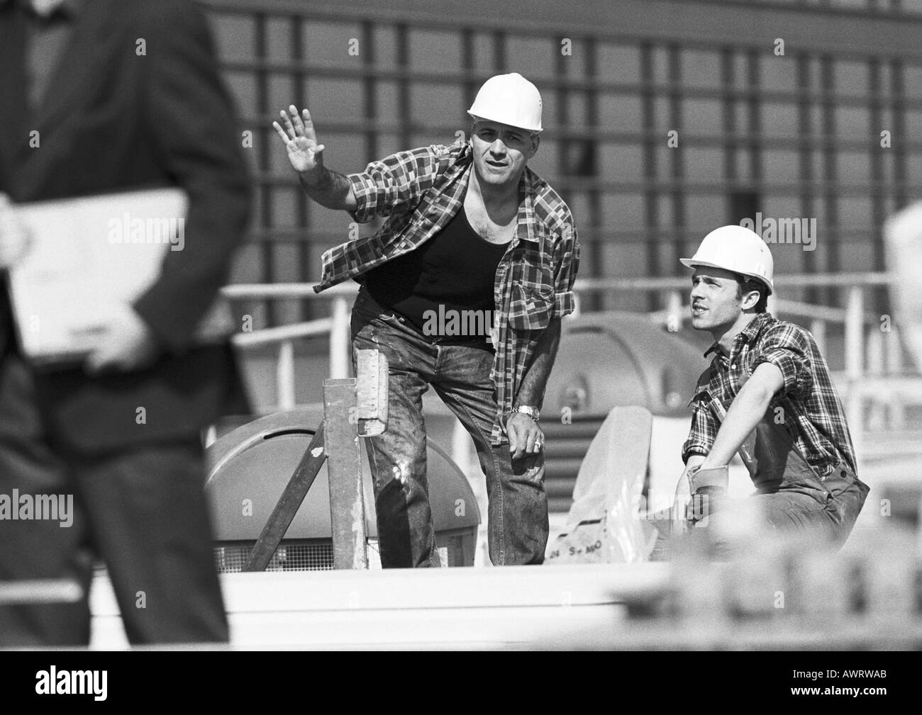 Les constructeurs avec des casques, parler, b&w Banque D'Images