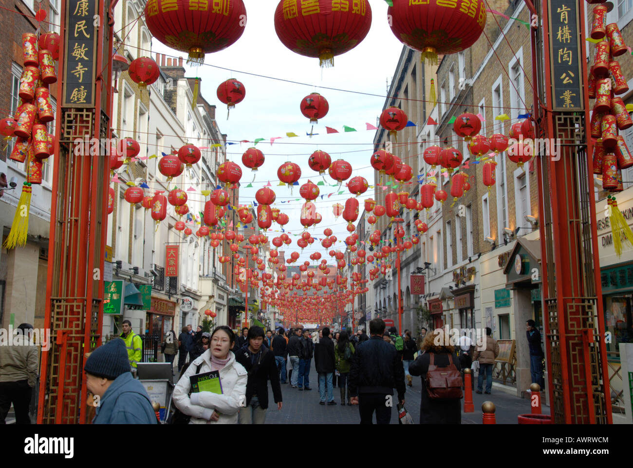 Les lanternes rouges dans Gerrard Street dans le quartier chinois de Londres Banque D'Images