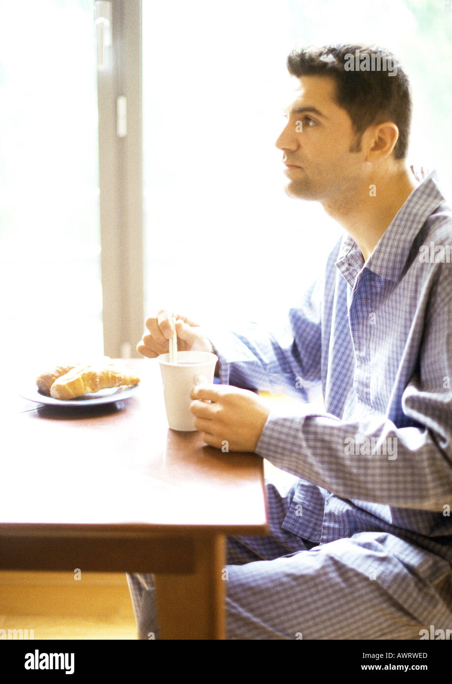 Le petit déjeuner en pyjama homme Photo Stock - Alamy