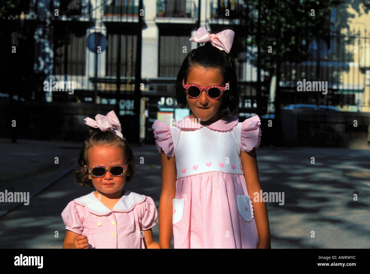 Retiro Park , deux soeurs , lunettes et boucles dans leurs cheveux , Madrid , Espagne , Europe Banque D'Images