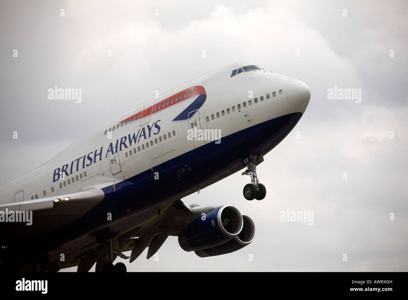 Un jumbo jet de Boeing British Airways décolle à l'aéroport Heathrow de Londres Banque D'Images