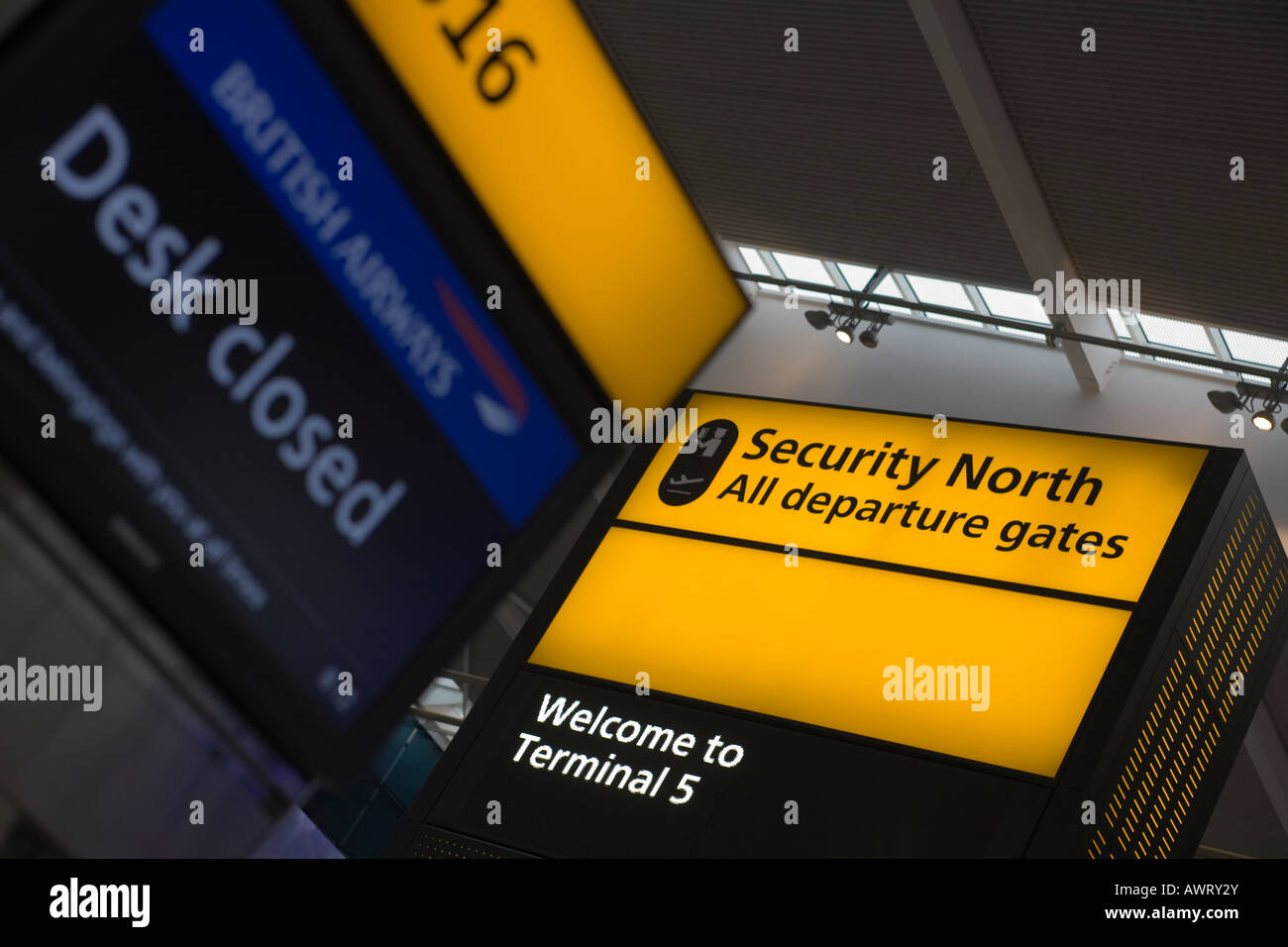 Avis de sécurité et comptoir de dépose rapide signe clos au London Heathrow Airport Terminal 5 Banque D'Images