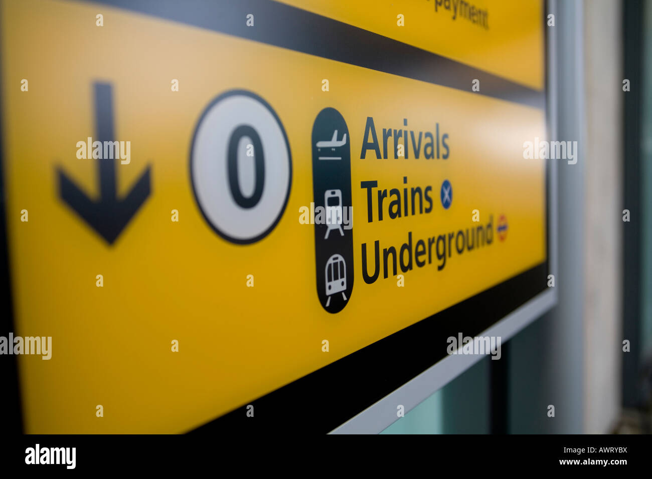 Des arrivées, des trains et un signe de métro à l'aéroport de Londres Heathrow, terminal 5 Banque D'Images