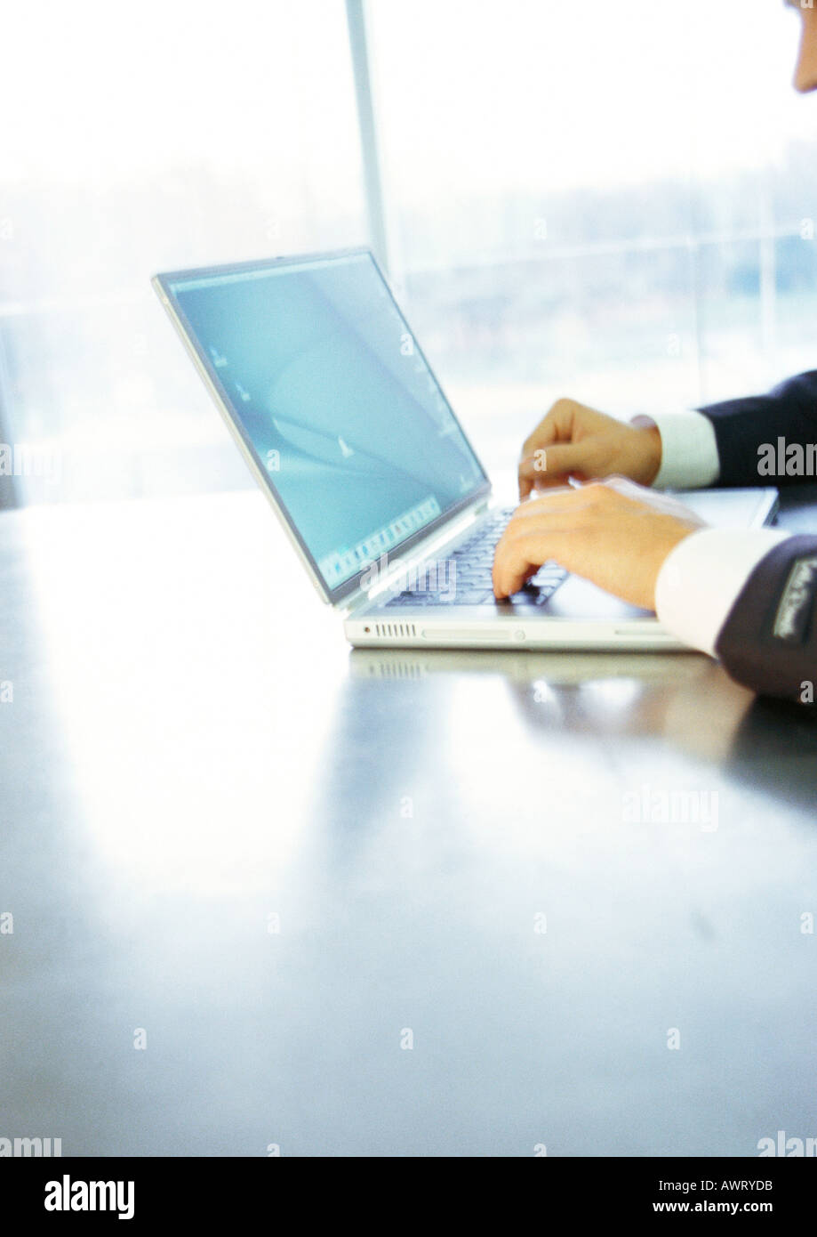 L'homme à l'aide d'un ordinateur portable, vue partielle Banque D'Images
