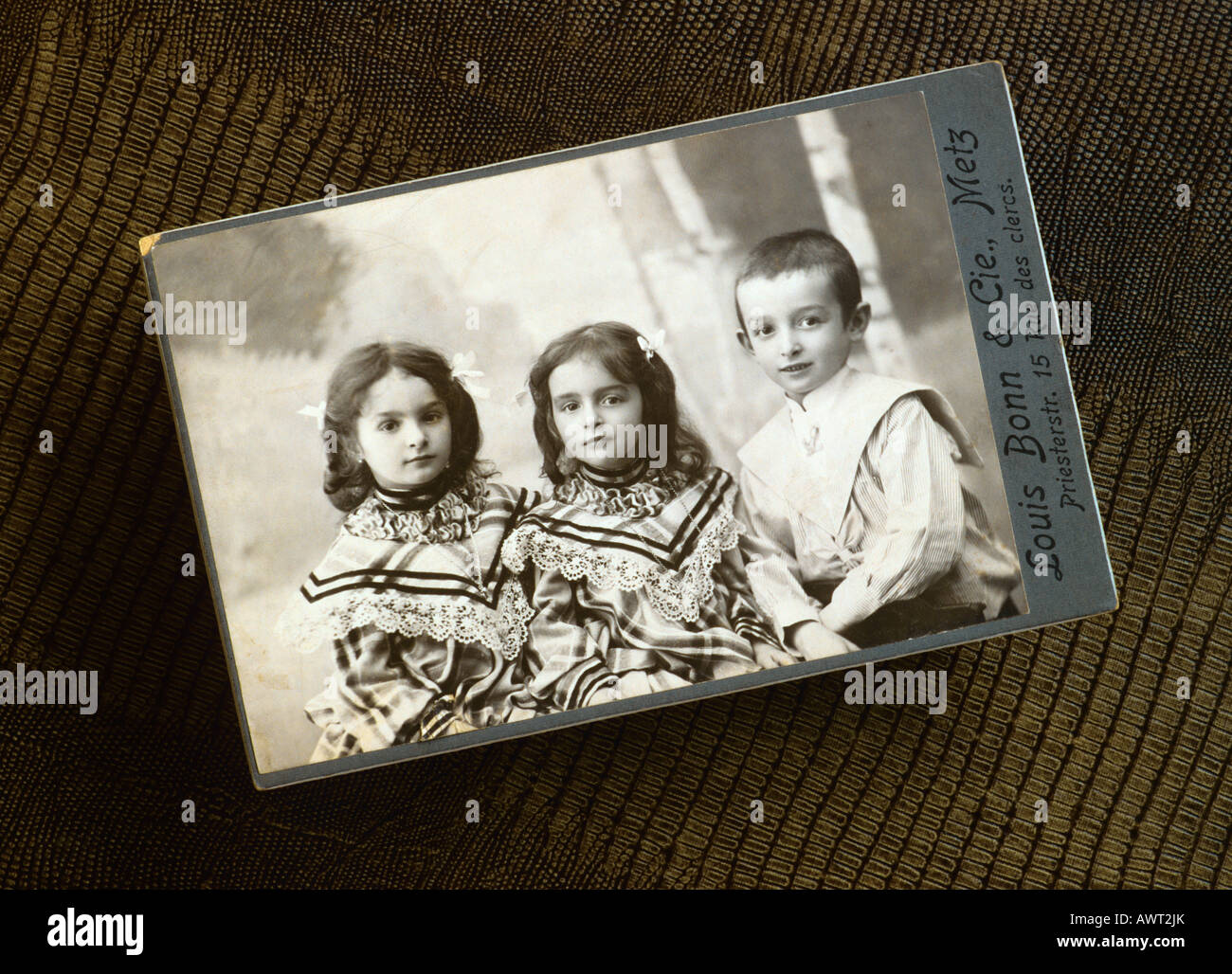 image sépia vintage de 1908 avec deux petites filles et un petit garçon, carte de cabinet, carte de visite, cdv, carte de visite, cartes, portrait sérieux, Banque D'Images