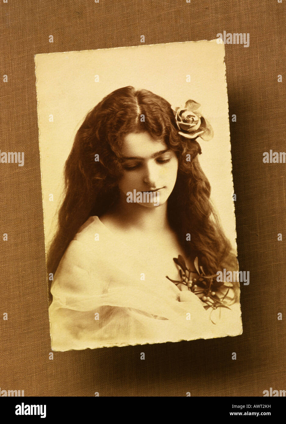 Vintage 1920 portrait d'une jeune femme aux longs cheveux noirs Banque D'Images