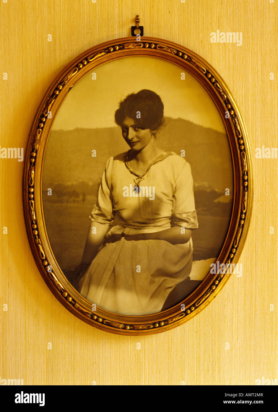 Photo d'époque des années 1920 d'une jeune femme dans un cadre ovale France Europe Banque D'Images