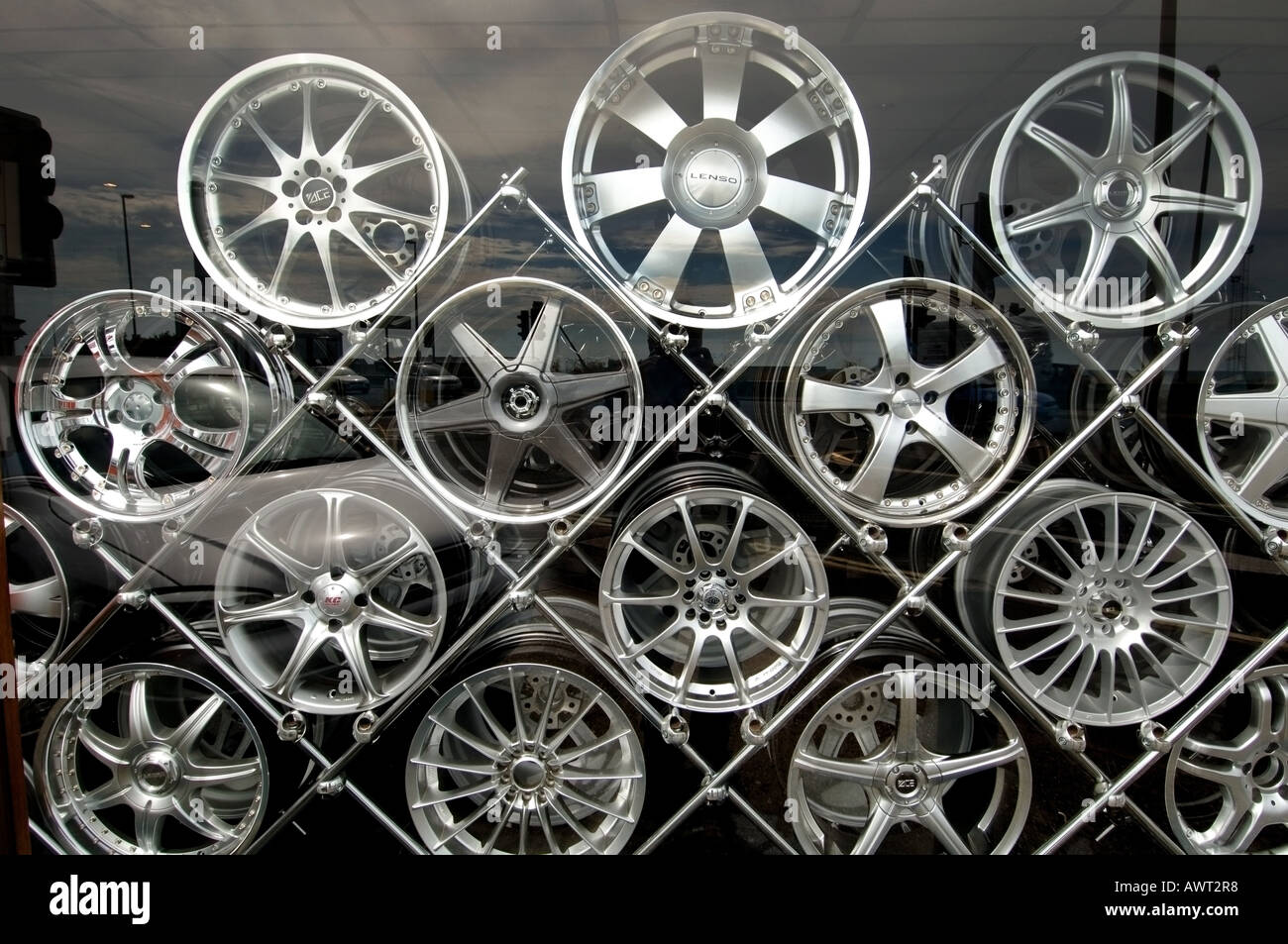 Designer automobile en aluminium en alliage roues empilées sur un rack de métal dans une vitrine affichage en mer sur Shoreham Sussex England UK Banque D'Images
