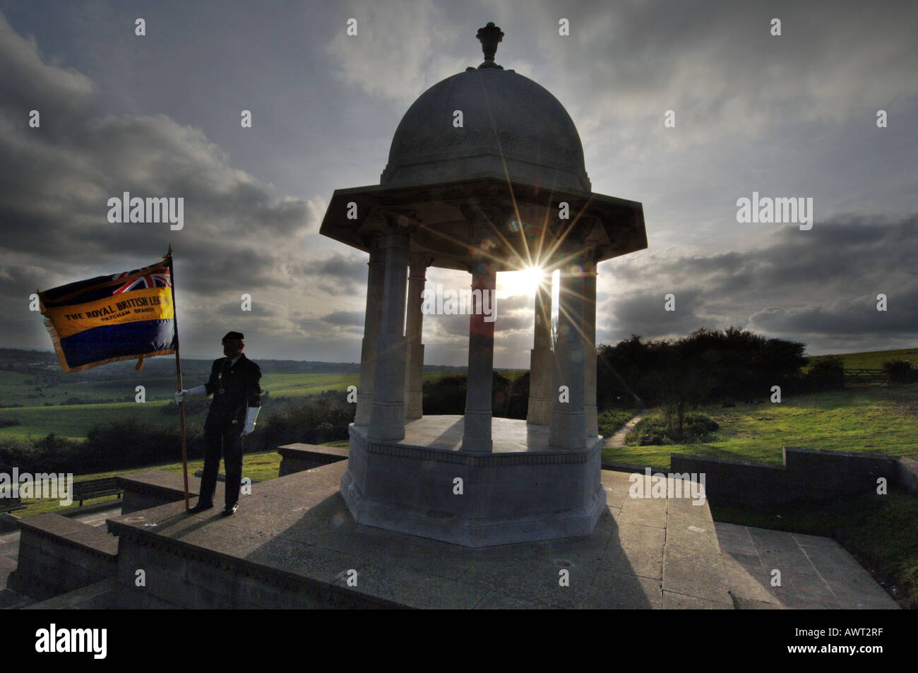 Soldat avec l'ancien drapeau de la Légion britannique à un monument en l'honneur des soldats indiens tués dans deux guerres mondiales, Banque D'Images Soldat avec l'ancien drapeau de la Légion britannique à un monument en l'honneur des soldats indiens tués dans deux guerres mondiales, Banque D'Images
