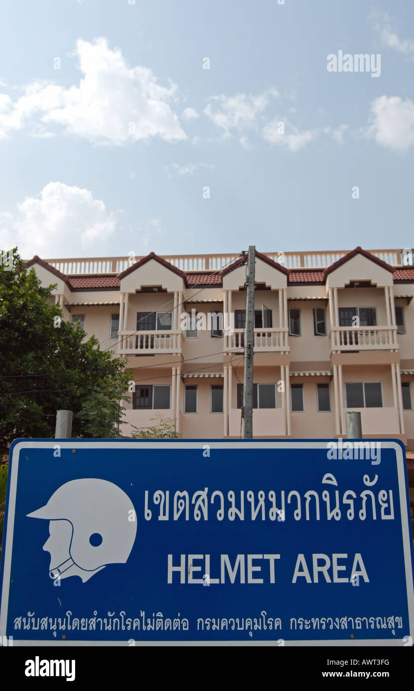 Thai road sign prévient que les motocyclistes ne portait pas de casque sont d'amende, situé à phetchabun, Thaïlande Banque D'Images