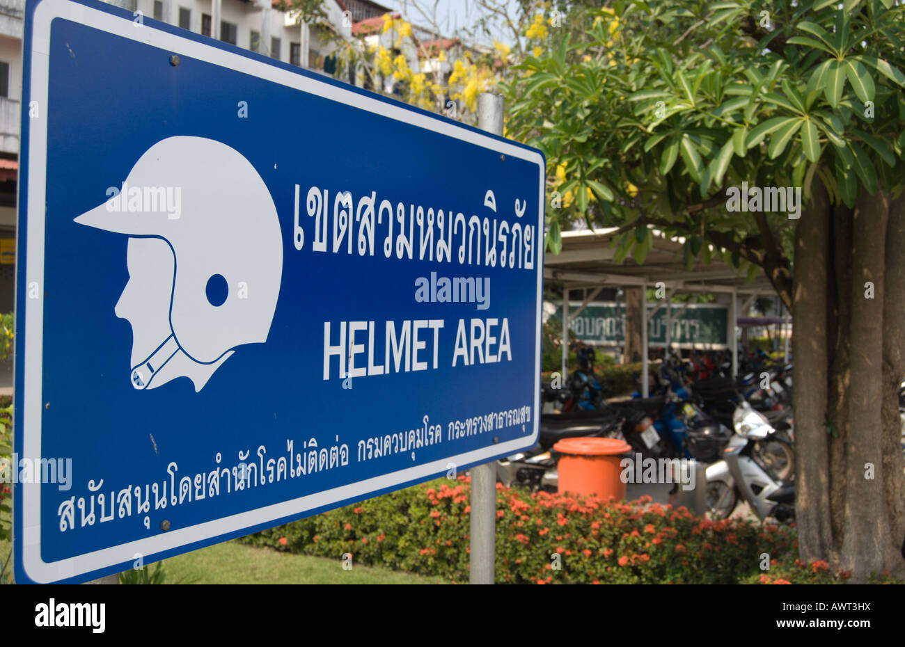 Panneau routier thaïlandais que les motocyclistes d'avertissement ne pas porter le casque sont d'amende, situé à phetchabun, Thaïlande Banque D'Images