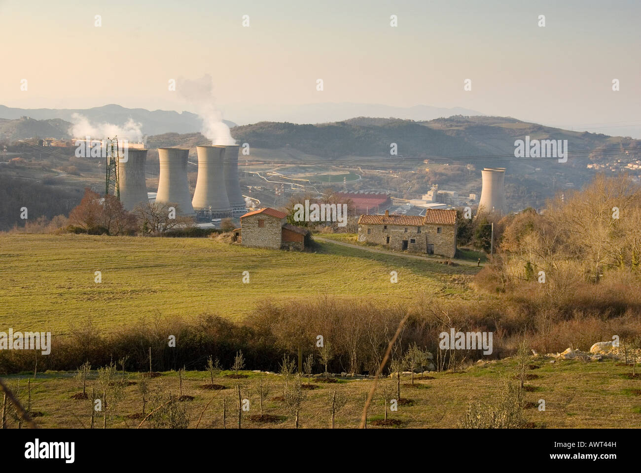 Tours de refroidissement de la centrale électrique de l'énergie géothermique de Larderello géré par l'entreprise italienne Enel avec terres agricoles typiques de la Toscane Banque D'Images