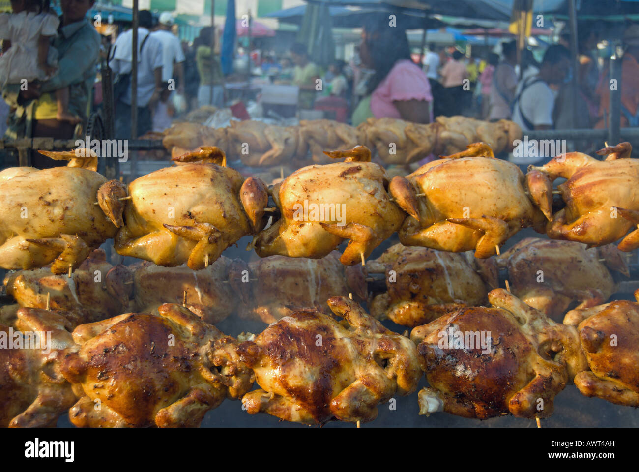 D'être des poulets à la broche dans un marché en Thaïlande phetchabun Banque D'Images