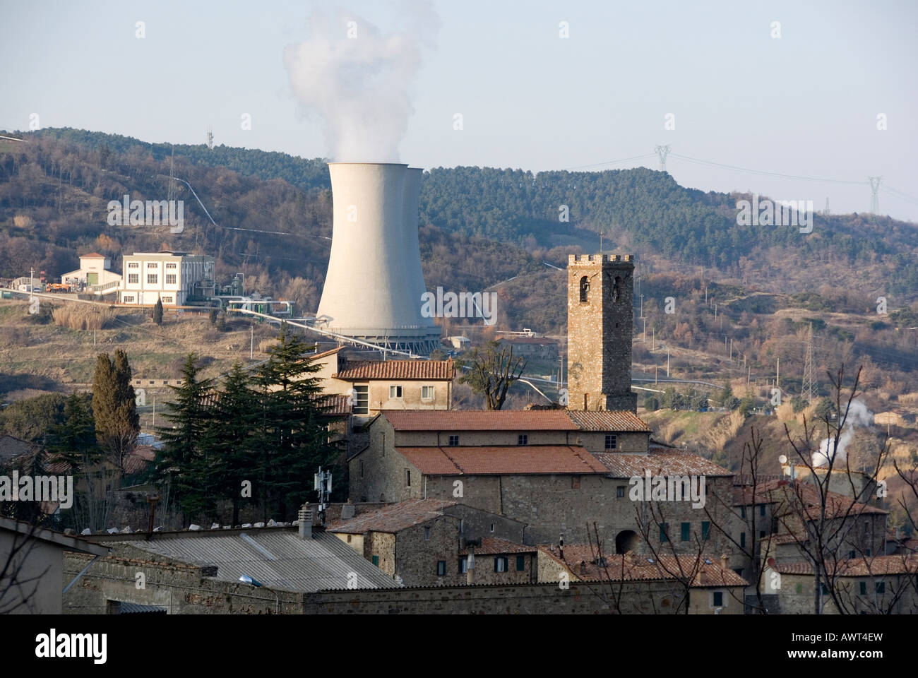 La ville de Larderello avec tours de refroidissement de la centrale électrique géothermique géré par l'entreprise italienne Enel Banque D'Images