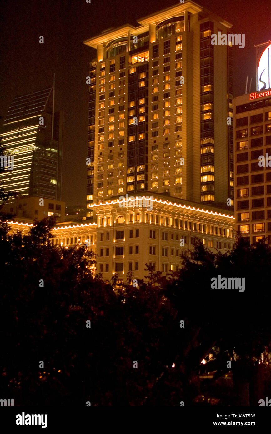 Dh Tsim Sha Tsui HONG KONG L'hôtel de luxe Peninsula de tour de nuit hk Banque D'Images