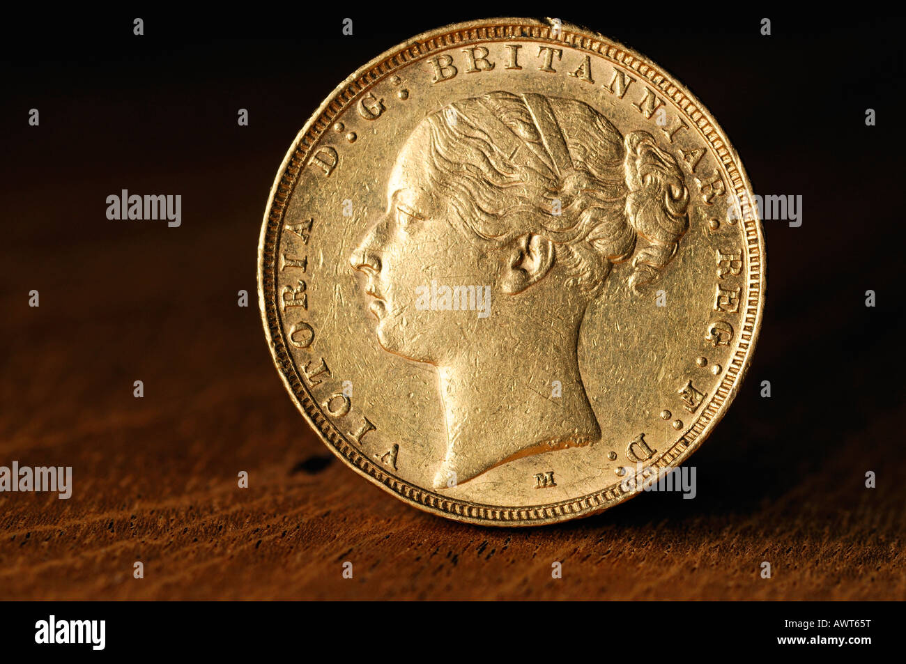 De l'or britannique souverain sur l'acajou Banque D'Images