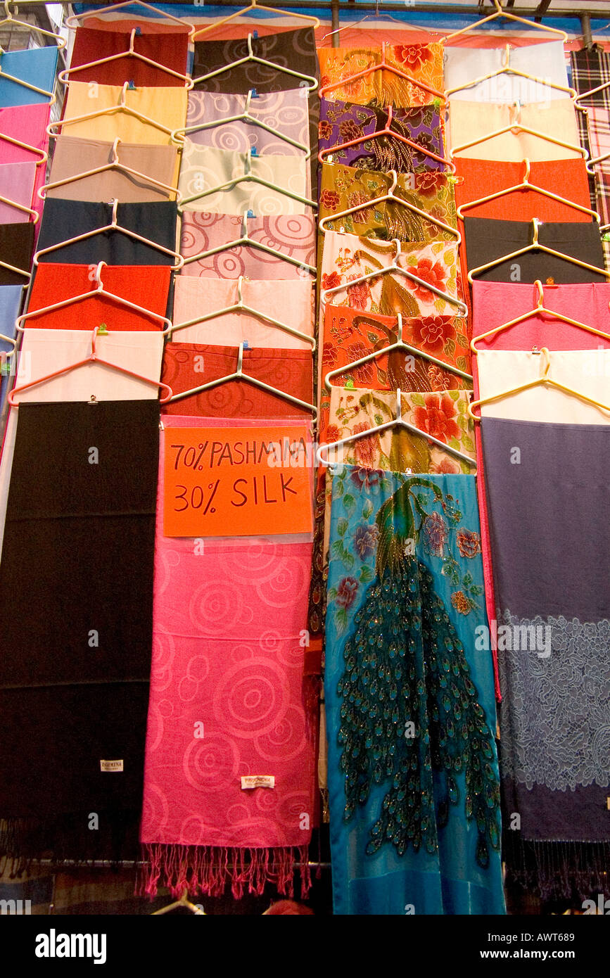 Dh Ladies market Tung Choi Street Mong Kok HONG KONG Pashmina et soie colorés enveloppements scarfes boutique cadeaux touristiques blocage d'affichage Banque D'Images