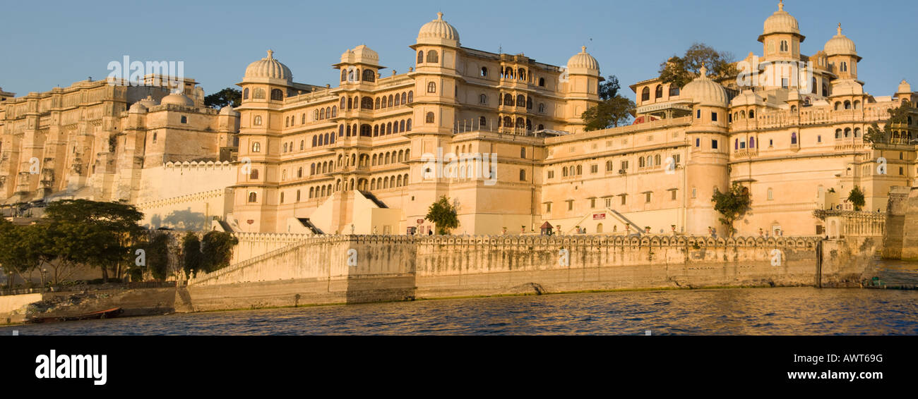 Vue panoramique sur le Palais de la ville et fort complexe d'Udaipur, Rajasthan, le plus grand complexe de palais au Rajasthan. Banque D'Images