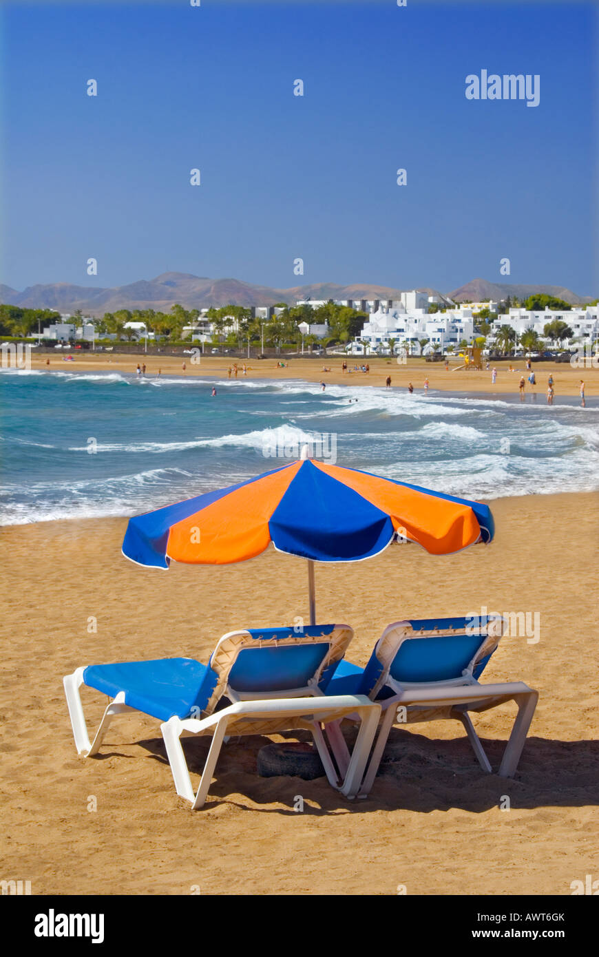 Playa del Carmen plage Parasol transat sunny côte plage de sable doré avec  pare-soleil parasol et chaises longues, Lanzarote, îles Canaries, Espagne  Photo Stock - Alamy